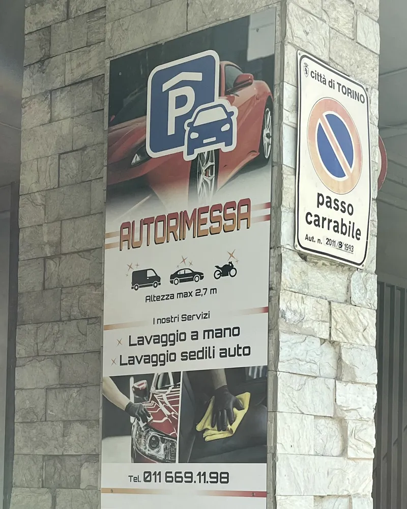 Il cartello dell'autorimessa sul pilastro dell'ingresso, con il simbolo del parcheggio e l'altezza massima di 2,70 m
